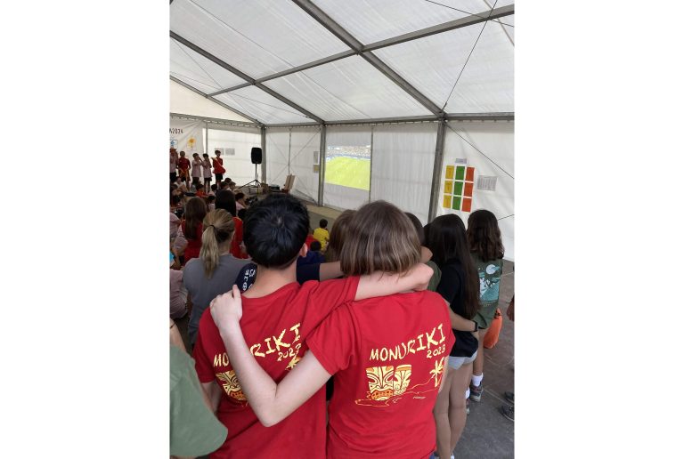 La OJE celebra la victoria de la Selección Española de campamento